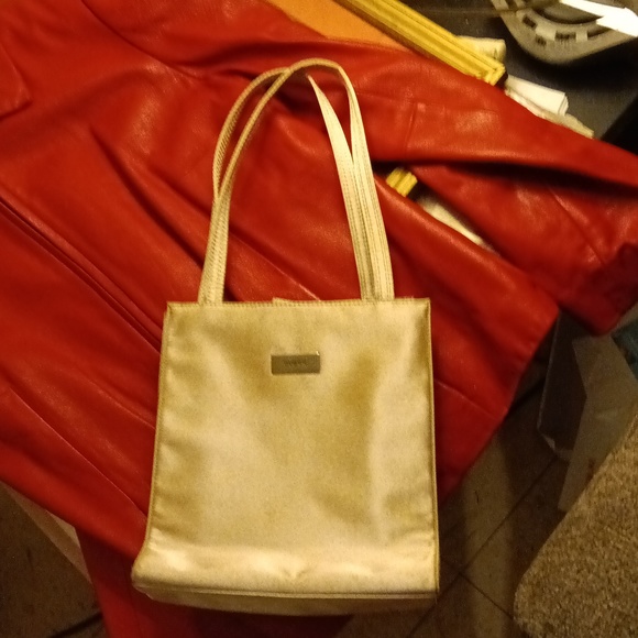 Small Guess purse.  Golden beige.  Good condition. - Picture 2 of 5